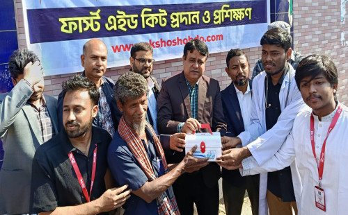 রাজধানীর রিকশাচালকদের দেওয়া হলো ফ্রি ফার্স্ট এইড কিট 
