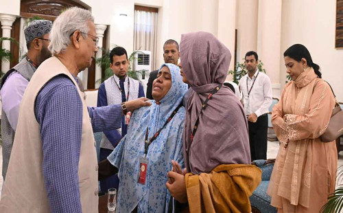 গুলিবিদ্ধ হাদির পরিবারের সঙ্গে প্রধান উপদেষ্টার সাক্ষাৎ 