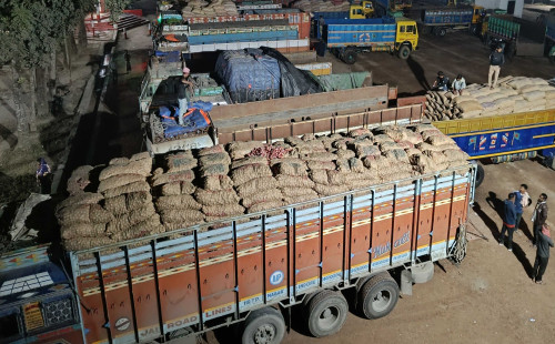 ভারত থেকে বেড়েছে পেঁয়াজ আমদানি, হিলি বন্দরে স্বস্তি বাজারে 