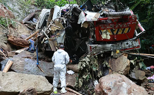 কলম্বিয়ায় শিক্ষার্থীবাহি বাস খাদে, নিহত ১৭ 