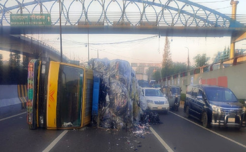 নিকুঞ্জের সামনে ট্রাক উল্টে সড়কে তীব্র যানজট 