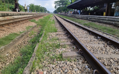 হেডফোন কানে রেললাইনে হাঁটছিলেন যুবক, ট্রেনে কাটা পড়ে মৃত্যু 