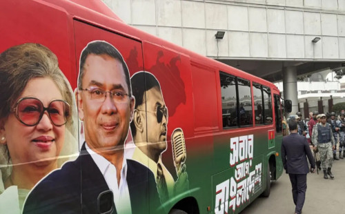 বিমানবন্দরে লাল–সবুজের বুলেটপ্রুফ বাস 