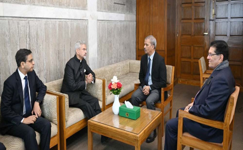 আইন ও নিরাপত্তা উপদেষ্টার সঙ্গে ভারতের পররাষ্ট্রমন্ত্রীর সাক্ষাৎ 