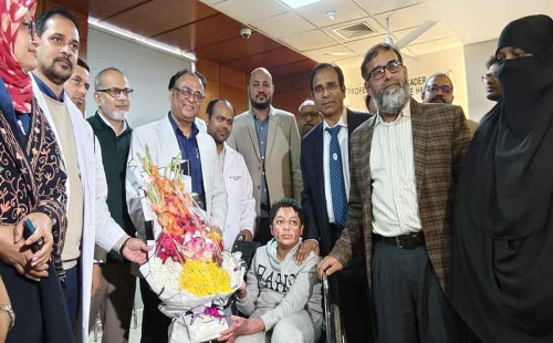 ছয় মাস চিকিৎসা, ৩৬টি অপারেশন শেষে ঘরে ফিরলো আবিদ 