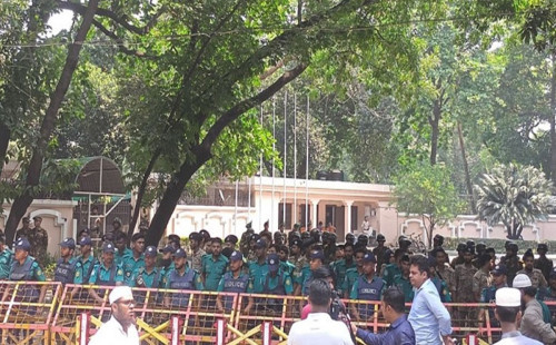 পে স্কেলের দাবিতে বিক্ষোভ-সংঘর্ষ : প্রধান উপদেষ্টার বাসভবন এলাকায় ১৪৪ ধারা জারি 