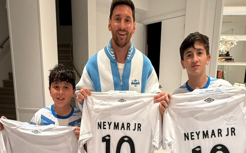মেসি ও তার সন্তানদের জন্য বিশেষ উপহার পাঠালেন নেইমার 