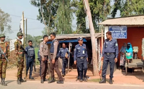 নওগাঁয় সড়কের পাশ থেকে ৫ পেট্রোলবোমা উদ্ধার 