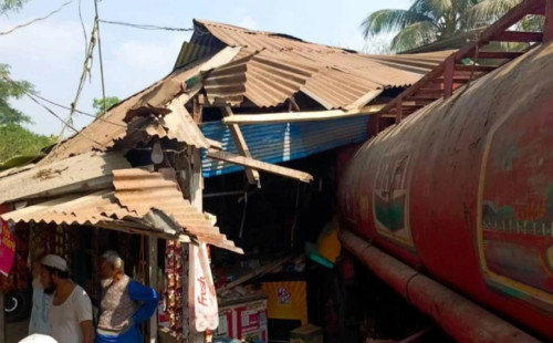 নোয়াখালীতে নিয়ন্ত্রণ হারিয়ে তেলবাহী ট্রাক ঢুকে পড়লো দোকানে, নিহত ২ 
