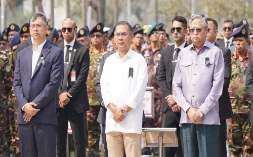 বনানীতে সামরিক কবরস্থানে রাষ্ট্রপতি ও প্রধানমন্ত্রীর শ্রদ্ধা 