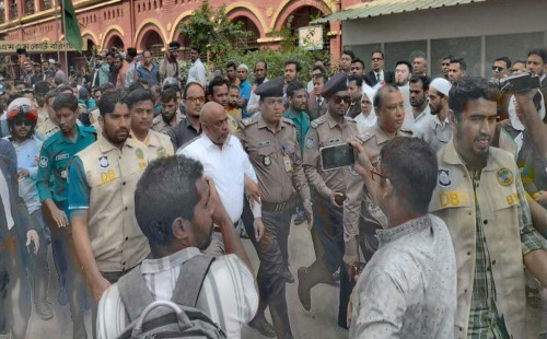আদালত কক্ষে ভাঙচুর, বরিশালের আইনজীবী সমিতির সভাপতি গ্রেপ্তার 