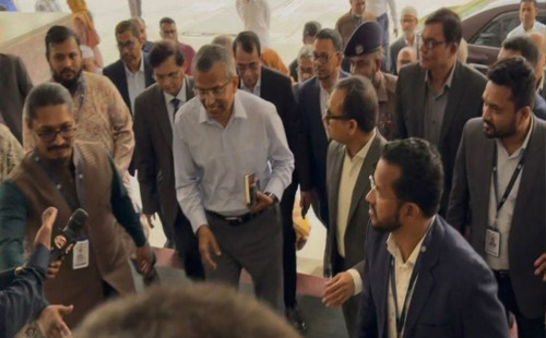 প্রজ্ঞাপনের পরদিনই কেন্দ্রীয় ব্যাংকে নতুন গভর্নরের যোগদান 