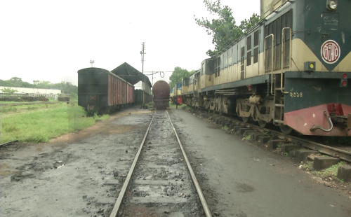 ঝুঁকিপূর্ণ ইঞ্জিনে কমেছে ট্রেনের গতি, বাড়ছে দুর্ঘটনার শঙ্কা 