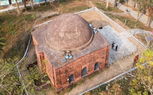 ‘জিনের মসজিদের’ স্থাপত্যশৈলীতে মুগ্ধ দর্শনার্থীরা 