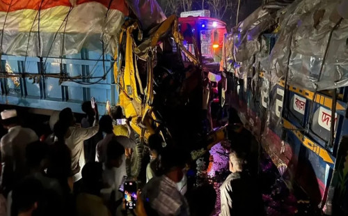 শেরপুরে ট্রাক-বাসের ত্রিমুখী সংঘর্ষে  আহত ১৫ 