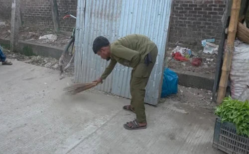 চোরকে দিয়ে ১ কিলোমিটার রাস্তা ঝাড়ু দেয়ালেন এলাকাবাসী 
