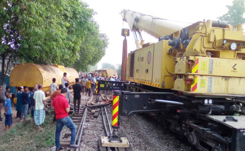 ১০ ঘণ্টা পরও সিলেটের সঙ্গে সারা দেশের রেল যোগাযোগ বন্ধ 