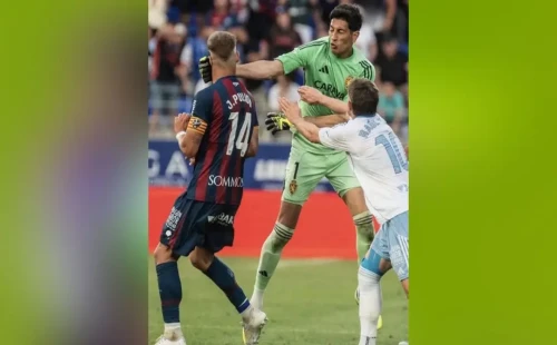 লাল কার্ড দেখে প্রতিপক্ষ খেলোয়াড়কে ঘুষি দিলেন গোলকিপার 