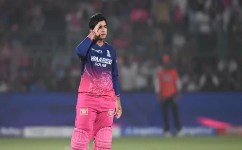 বৈভবের সঙ্গে ছবি তুলতে গুনতে হবে ১০০ রুপি 