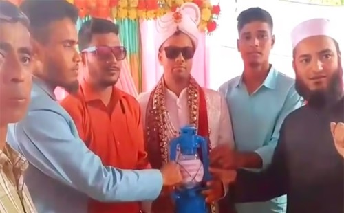 লোডশেডিংয়ের কারণে বন্ধুর বিয়েতে হারিকেন উপহার 